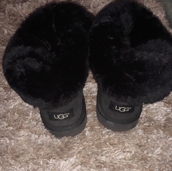 UGG - Picture 2 of 2